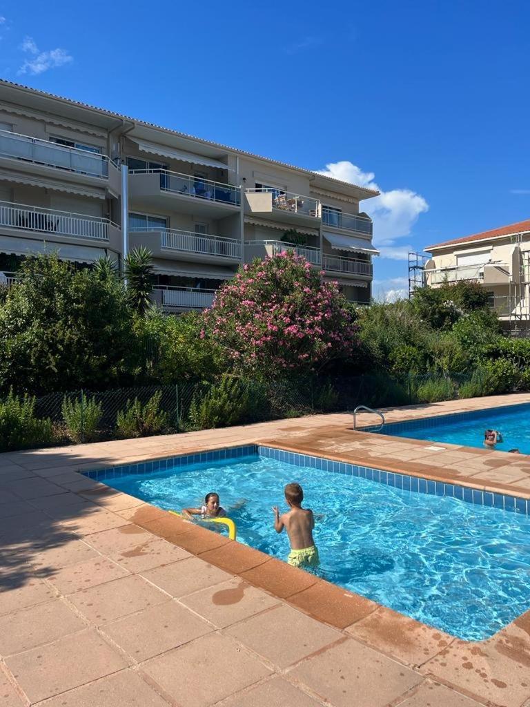 Studio Cosy Avec Terrasse Et Garage Saint-Laurent Du Var Limitrophe Nice ภายนอก รูปภาพ
